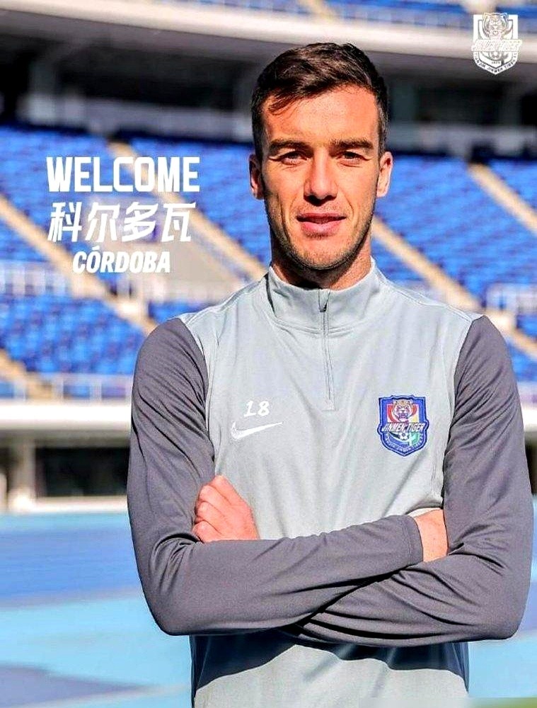 队史第1000场里程碑，津门虎硬是在客场1比0绝杀了成都蓉城。

于根伟这盘棋下得太绝。赛前放烟雾弹，首发布置谢维军、科尔多瓦、王献均三中卫死守，扛住成都狂攻磨时间。下半场换上谢蒂内和巴顿反攻，第91分钟基莱斯一脚绝杀。

更硬的是骨气。队长王秋明上半场门牙直接被撞掉两颗，全队红着眼拼到底。

客场