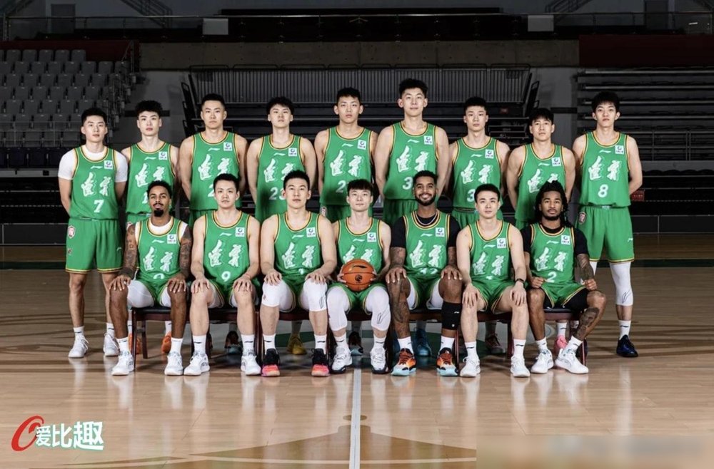 赵继伟这一身伤，看着都疼，右膝积液，腰突压神经，脚踝二级，连喉软骨都裂了。辽篮这辆老车，发动机先报警了。
昨晚108比104啃下福建，赢得不轻松。库珀22分11个助攻，真把球队盘活了，付豪16分，吴昌泽三分5中4，张陈志峰也终于像那么回事。
可大外援克里斯不对劲，场上闹脾气，数据也一般。三号位更