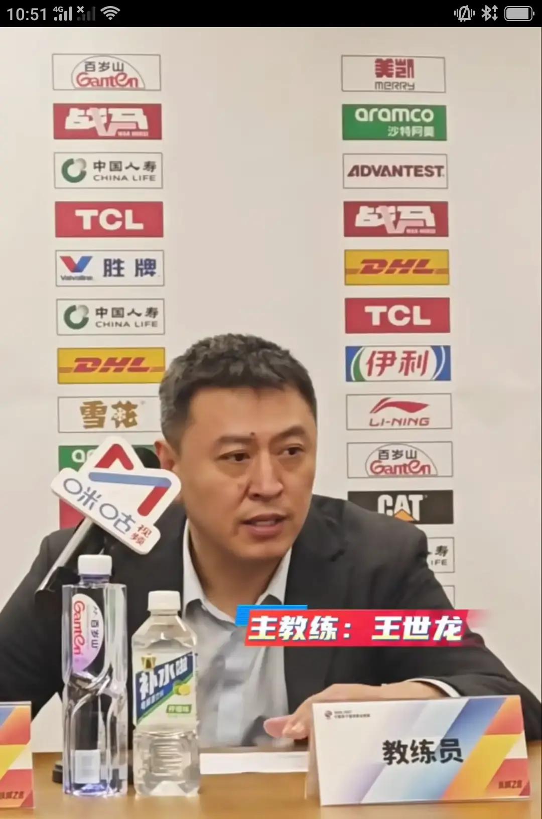 主场狂输整整33分，南京同曦昨晚打出来的这副场面，确实让球迷心里堵得慌。
CBA常规赛才刚打到第二轮，比分定格在81比114的那一刻，主场气氛直接降到了冰点。被广州队在自家地盘上这么肆无忌惮地砍分，已经不是单纯的进攻手感不佳，而是整条防线被人家捅成了筛子。
赛后主教练王世龙在采访镜头前，神情相当