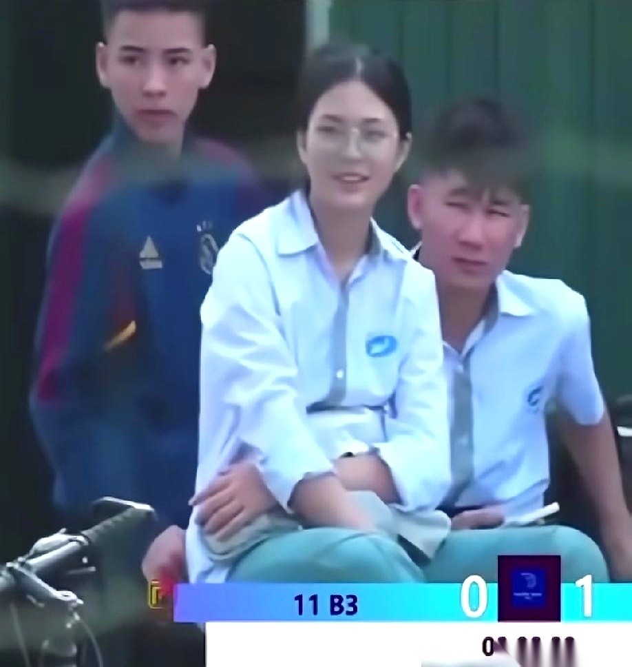9月12号萧敬腾杭州场的Kiss Cam扫到一对穿情侣装的男女，男的凑过去亲嘴，女的直接推开他转头亲了旁边的闺蜜。
后来这两个人专门发视频声明这段拒绝亲吻的操作只是一场整活，两人并没有分手。
台上闭着眼睛唱《城里的月光》的歌手睁开眼还要面对全场炸锅的动静。
平时老老实实看演唱会、看球赛的人，一发现镜