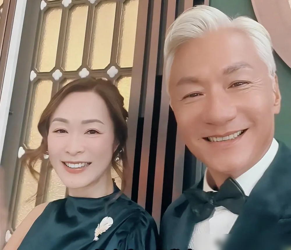 林俊贤满头白发站在童爱玲旁边，32年前他可是李世民啊，全剧组一天拍51场戏的狠人。
1994年那版《唐太宗李世民》，片头曲《爱不释手》一响，多少人端着饭碗坐电视机前不动。
林俊贤当年帅到傅艺伟都帮他说合。合同签到11月30号24点，他真就一分不差。那天早上9点开机，硬干到次日凌晨4点，51场戏全