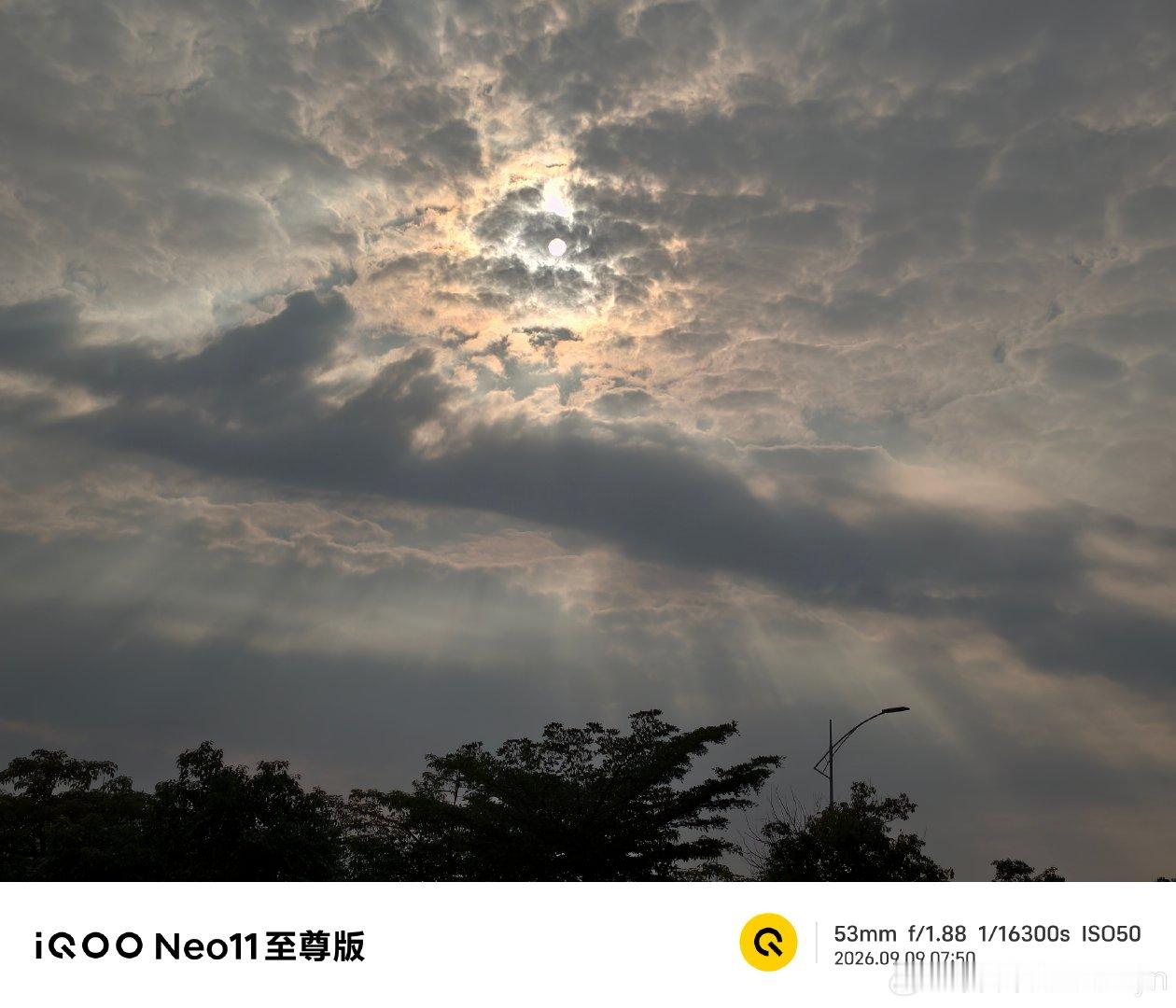 #iqoo[超话]#索尼 LYT700V（LYTIA 700V）传感器还是有点东西的，5000万主摄➕1/1.56英寸大底，VCS人眼仿生技术，像丁达尔效应这些微弱的光都能拍到，而且整个色彩还原度很高。#iqoo neo11 至尊版# ​