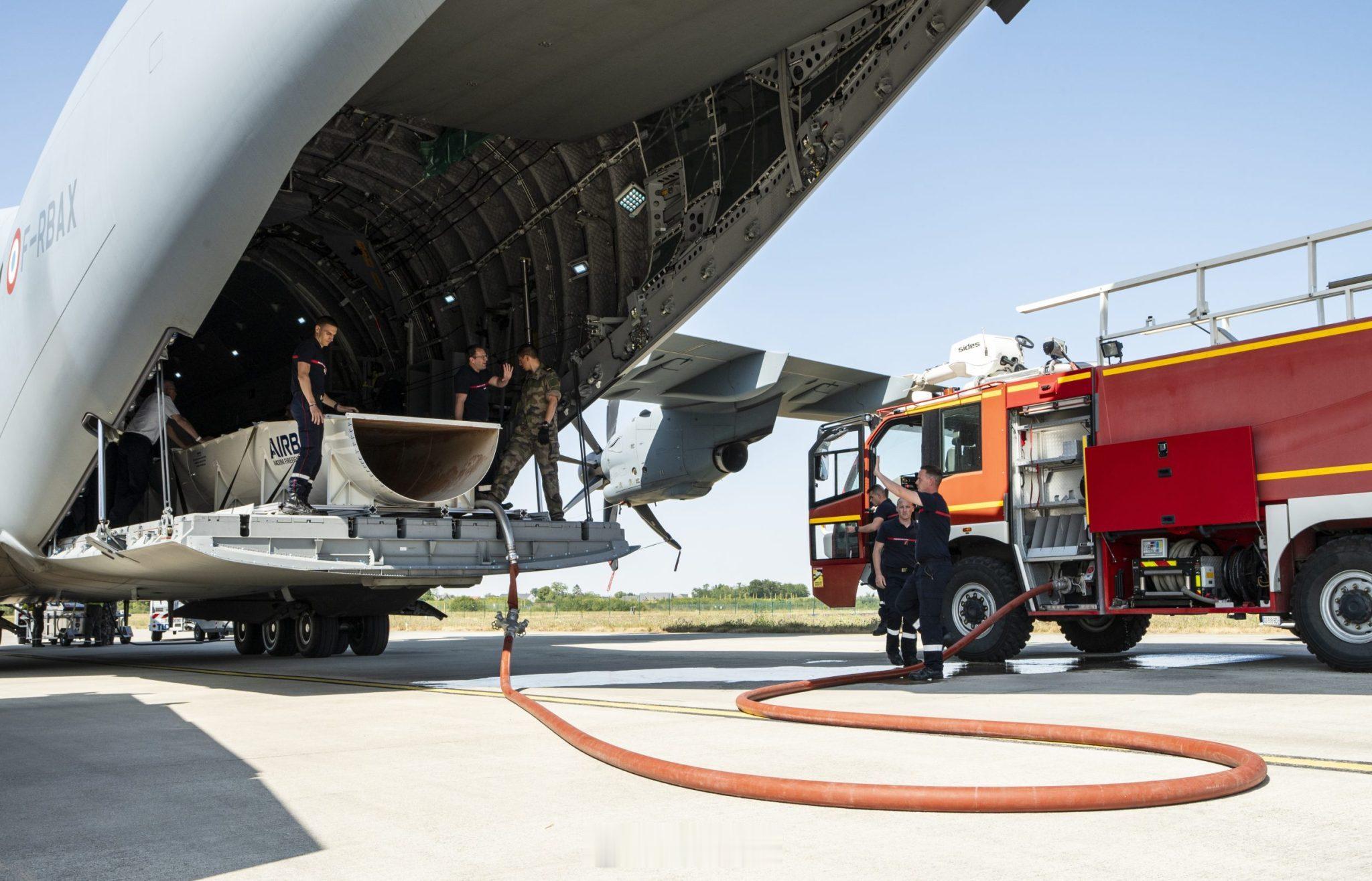 法国空军首次在现实条件下展示了空中客车防务与航天公司 A400M 战术...