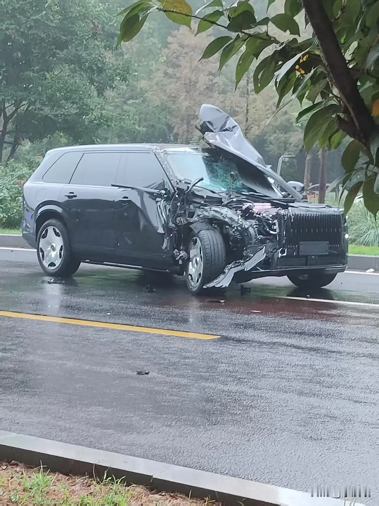 节前，南阳独山大道一场车祸
据说是这个黑色SUV车主和一个理想车主在路上较劲
到最后受伤的是自己
给这个小货车也撞翻
自己撞烂
这个车一看就是新车
据说这个SUV上还坐着一个小孩子
救护车来的时候孩子哇哇的哭
车上坐着孩子就不要和那些人较劲
没意思
孩子最重要
@豆包