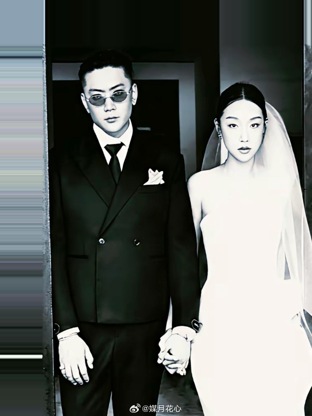 刷到李勒优说跟嫂子关系特好，顺手就去翻了翻崔晋和Cathy的底。
不翻不要紧，一翻真给我整不会了。
俩人19年在一起的，处了仨月崔晋就求婚，去年年底他自己在视频里说婚庆订好了，方案都敲定了，还补了句证四年前就领了。
今年6月跑马尔代夫拍婚纱照，7月一家子陪着嫂子试婚纱试妆，看着就差办酒席那一 ​
