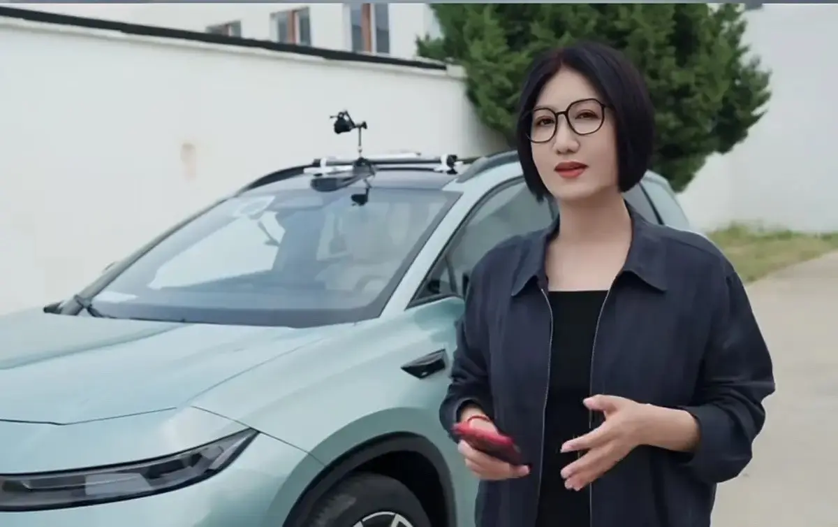 易立竞脑洞试车：不找车评人，找代驾实测ID.AURA T6
 
全网车评千篇一律，唯有易立竞的试车视角，彻底打破行业套路！不同于专业车评人的参数堆砌、滤镜测评，这次她跳出固有模式，脑洞大开，放弃所有主流测评阵容，专门找来资深代驾师傅实测大