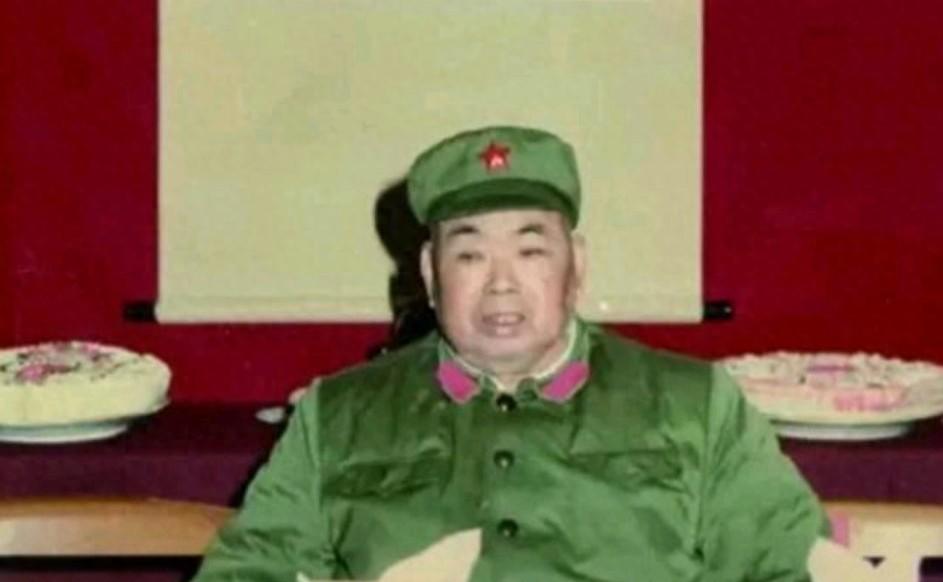 脾气火爆的猛将许世友天不怕地不怕，唯独对这位不抽烟不喝酒、满腹经纶的书生政委服服帖帖。当年在胶东战场上，这位看似文弱的政委究竟靠什么手段，把桀骜不驯的猛将给拿捏得死死的？
 
（信源：《五位元帅的喝酒趣事》中央党史和文献研究院）
 
在人民军队的将星闪耀时，许世友的名字几乎成了一个传奇符号。
 
他