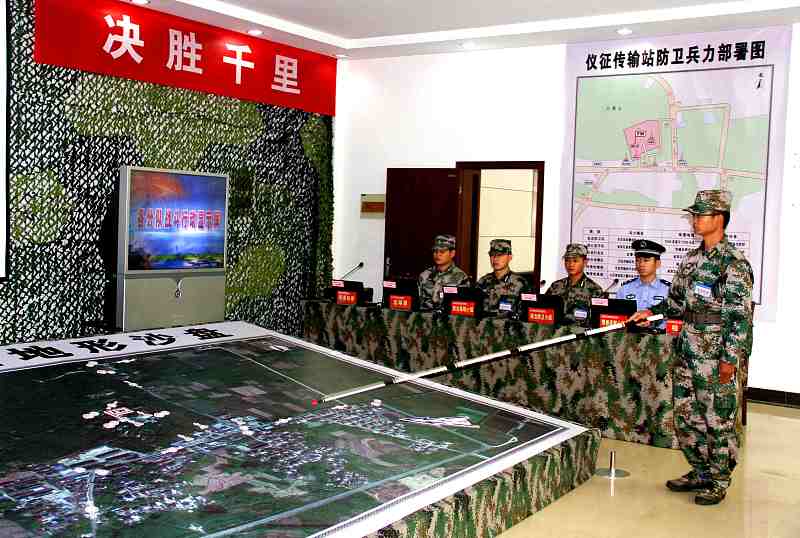 最近海事局连发多条航行警告，解放军从渤海到南海的南北6处海域同步开启演训，不少人第一反应是“又一次环台军演”，细看点位分布才发现，这次根本没把台湾海峡划进核心区域，背后的深意，远不止常规实弹打靶那么简单。
这次演训覆盖秦皇岛、大连、盐城、温州、湛江、三亚周边海域，横跨四大近海海区，其中黄海南部盐城附