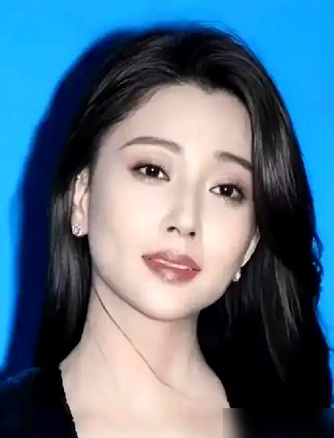 拍完吻戏，殷桃做的第一件事是给闺蜜打电话道歉。2012年拍《时尚女编辑》，与她演对手戏的是祖峰，刘天池的先生。镜头一结束，殷桃电话就拨过去了，先认错。刘天池说：那是戏，你道什么歉。这事看着小，细想全是门道。戏里演绎得再真，戏外分得清，这是职业。不少剧组闹翻，是有人把戏当真了。
