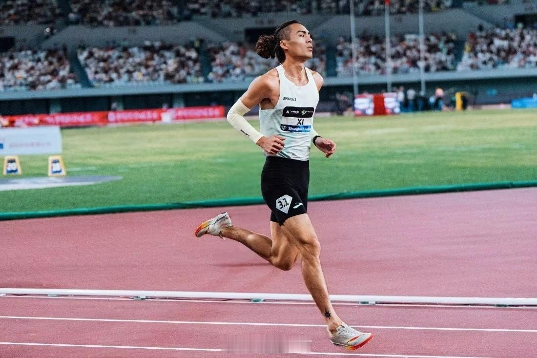 布鲁克斯正式签约中国男子 800 米全国纪录保持者——奚枭横。作为品牌...