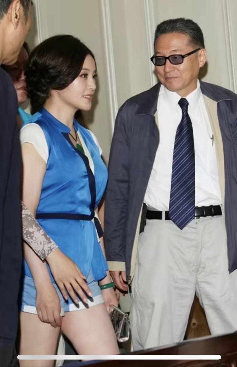 李敖目不转睛的盯着刘晓庆看，毫不掩饰对刘晓庆的喜欢，