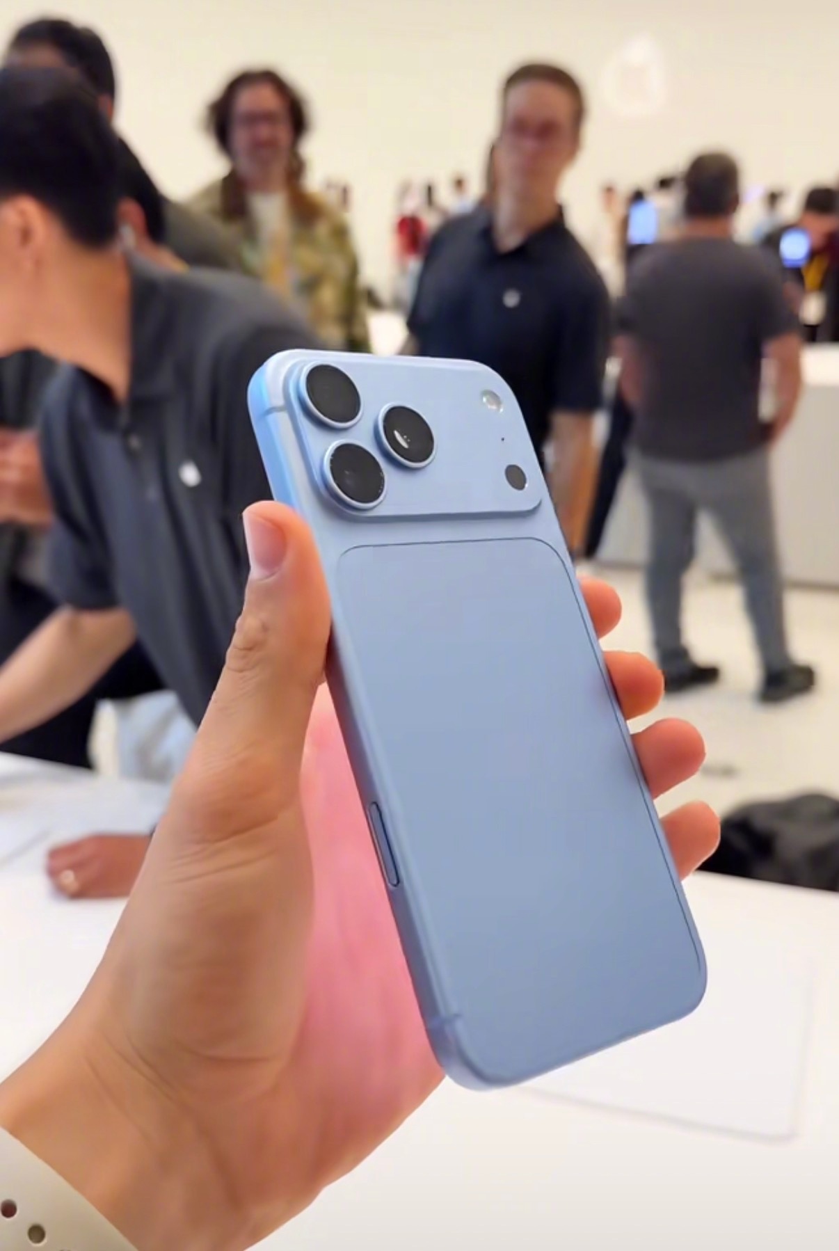 #拼多多iPhone18Pro直降1000元#天知道我看到iPhone18Pro冰川蓝的那一刻有多心动！[期待]本来觉得我在多多买的15Pro还能再撑几年，现在真的一点都不想再等了！

不过我的15Pro确实该换了，掉电快续航也差，听说18Pro电池续航增加好几个小时，充电速度也提升好多，关键冰川蓝真的美在我心巴上！我就是会 ​