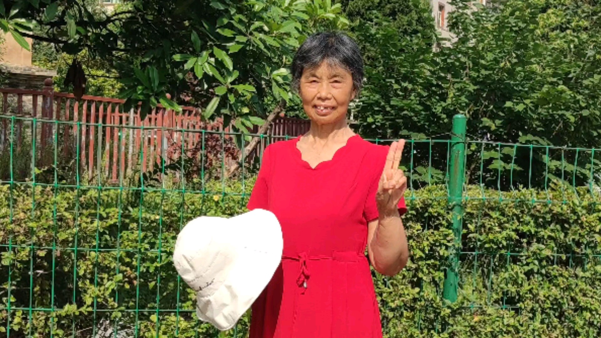 看见这一抹艳红，心里就敞亮，愿岁岁平安红火![大笑][大笑][大笑]