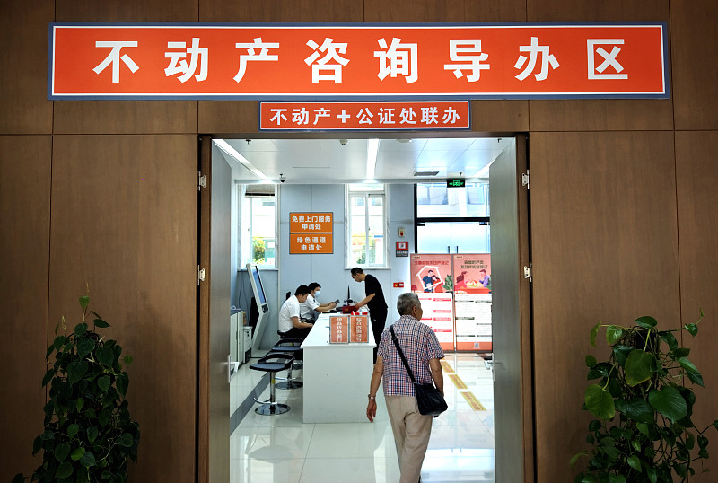 辛苦一辈子攒下的房子、存款，身后到底归谁？很多人想当然：我有侄子侄女，平时关系不错，财产肯定跑不了。现实却狠狠打脸——如果没有遗嘱，这些“亲人”可能根本没资格继承，最终财产全部归国家。这可不是吓唬人，而是白纸黑字的法律规定。
先掰扯清楚一个基本概念：什么叫法定继承？说白了，就是法律早就排好了座次。第