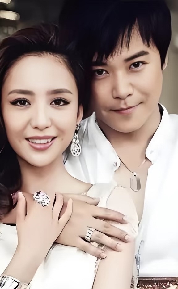陈思诚给全天下的男人上了一课：
婚后一定得生个孩子，这样哪怕女人到最后不爱你了，也始终没法彻底把你忘掉！
这话乍听着实粗鄙，内里的道理却实在不空洞。
你转头看看佟丽娅，离婚都好些年了，孩子叫&