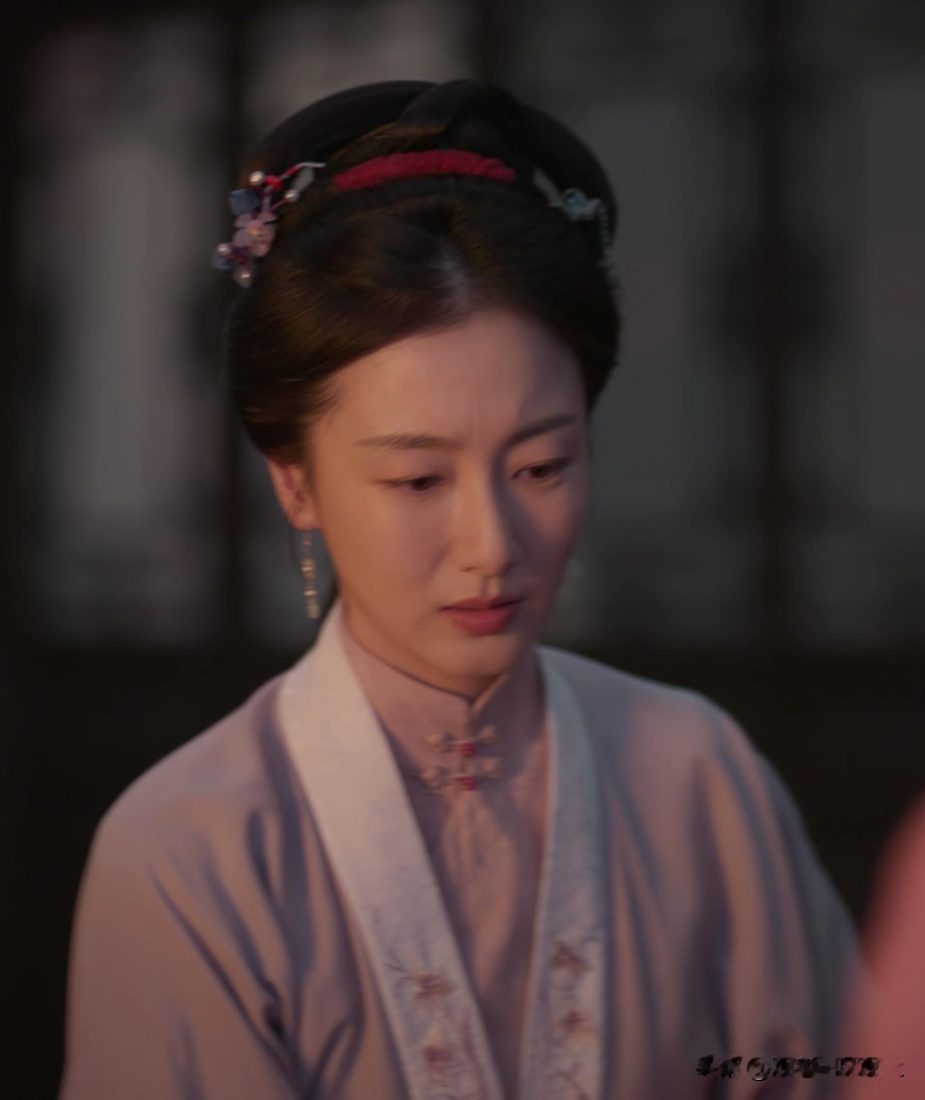 从兰香如故看清人和的重要性
许兰香从之前的奴婢再入府成为大奶奶
曾经的丫鬟同伴神色各异
凭啥大家都曾是奴婢
如今你摇身一变，成了主人
给任何人遇到这种事，都会有心理落差
但许兰香就处理的特别好
先笼络住了身边人的人心
刚开始，大婚夜她去到暖阁想要独自入睡
还像曾经一样自己动手收拾
可是身边的丫鬟都很