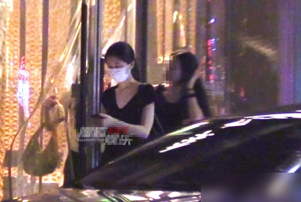 20岁李嫣与好友聚会到深夜，吃完饭在河边聊天，胳膊纤细锁骨明显，太瘦了看着不足百斤，气质像模特。
画面里她穿了一身全黑服饰，在河边散步，那股子清冷淡然的劲儿，连不少网友都忍不住感慨：这气质简直神似她妈王菲。很多人都注意到，小姑娘现在是真长开了。自从2024年7月，18岁的她接受了第四次，也是成年后