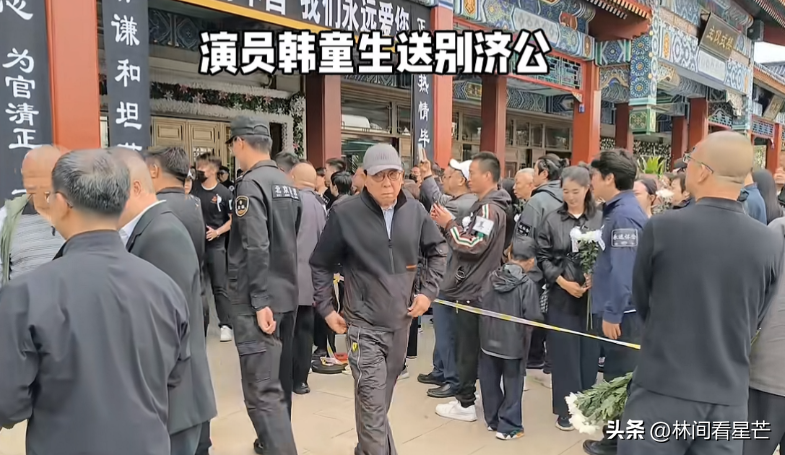 韩童生和胡歌送别游本昌，被大量自媒体记者追拍。
韩童生和游本昌同属于国家话剧院，《济公活佛》拍摄时，
韩童生层出演陆丙文，两人一起共事几十年。
胡歌在拍摄《繁花》时，亲自上门邀请游老爷子出山，
在拍摄过程中，胡歌加班，88岁游老爷子就坐在旁边看，
有需要对戏的时候，游老爷子立马进入状态帮助胡歌。
两
