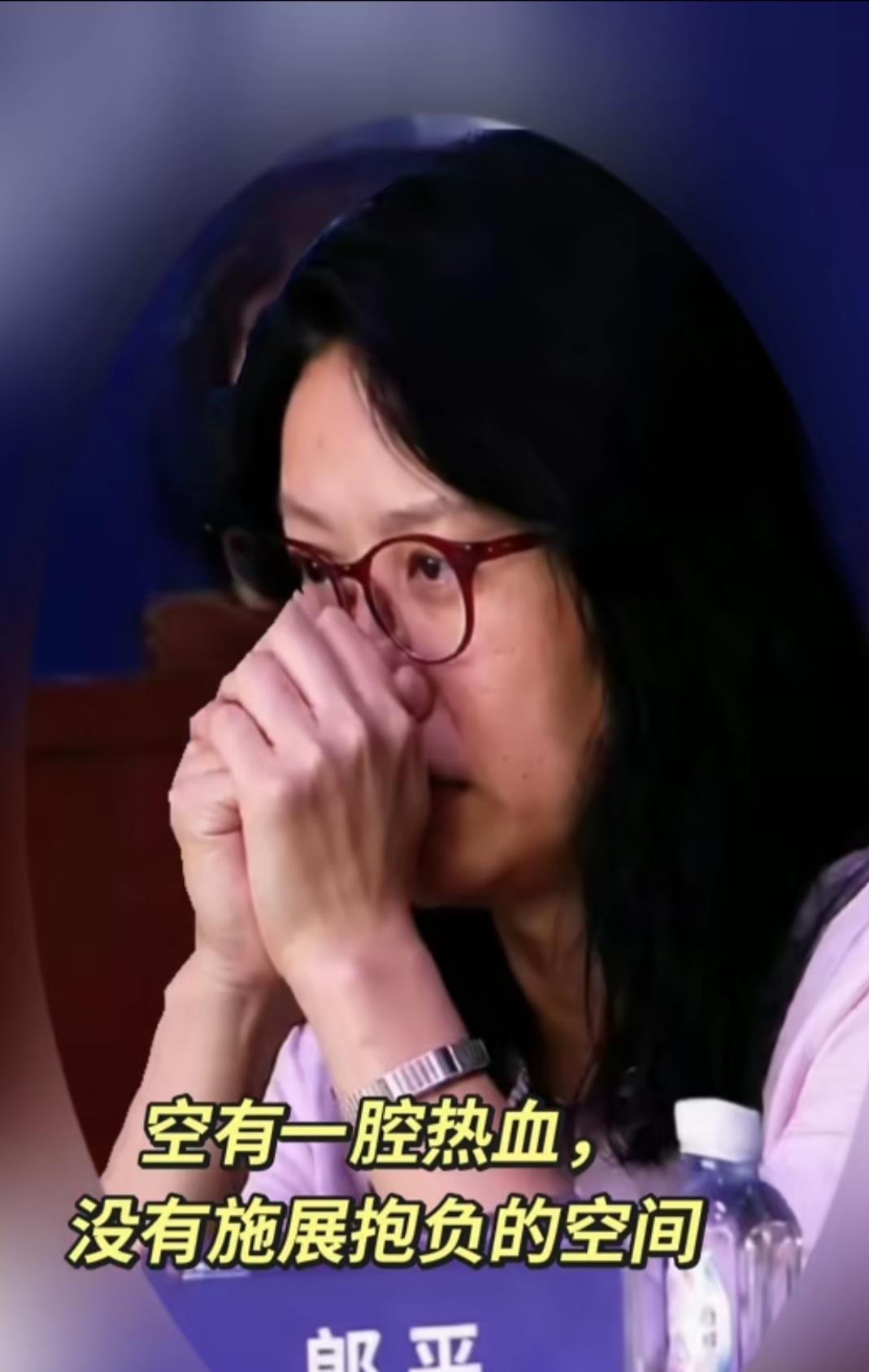 中国女排亚锦赛丢冠无缘直通奥运，主教练赵勇的帅位已经风雨飘摇。8月30号天津主场决赛，先赢两局被泰国翻盘，决胜局眼睁睁看着庄宇珊和吴梦洁扣到抽筋倒地，赵勇愣是不换人，暂停喊的也是“往上顶一顶”这种没营养的话。半决赛立了功的郭中楠决赛整场坐板凳，整届没怎么打的王奥芊突然被塞进首发，这种用人谁看得懂？巧