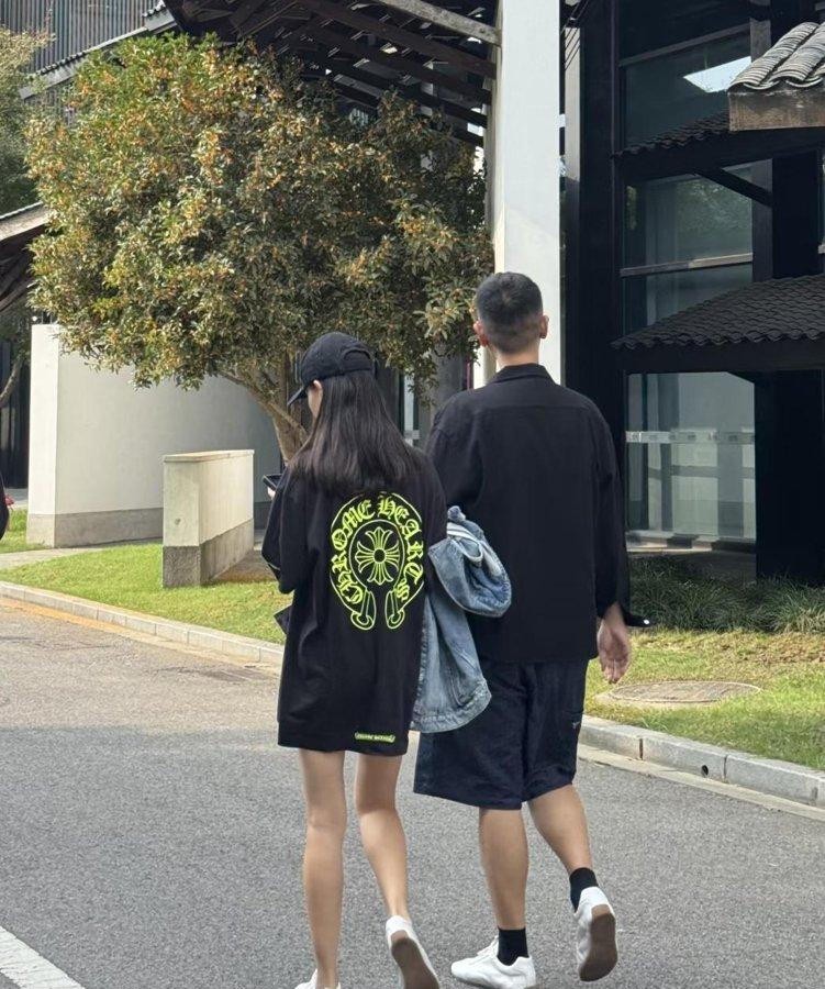 任重老婆挺着大肚子逛乌镇，任重牵着闺女走前面，这画面放在七年前没人敢信。孙骁骁孕肚已经很明显，四肢细得跟没怀孕似的，状态松弛，一家三口被路人拍到也没躲镜头。三个月前任重还在评论区摁二胎传闻，说“这个没有”，8月20日结婚纪念日他自己甩出B超照，配文“1+1=4”。否认是他，官宣也是他。
七位数换三天