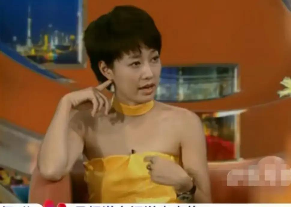 琼瑶戏最要命的地方，就是角色动不动就把心里最肉麻的潜台词全吼出来，谁演谁挨骂。
当年接手第三部《还珠格格》里的夏紫薇，对马伊琍来说根本不是捡便宜，而是直接往枪口上撞。
前面林心如的版本早就深入人心，再加上琼瑶那种情绪浓烈到近乎失控的对白，换个习惯演现实题材的演员去接，稍不留神就会演成浮夸的大灾难