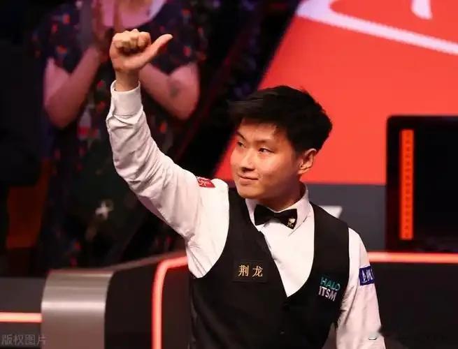 离谱到家！赵心童3-0打崩对手后突然掉线，疯狂低级失误差点亲手翻车
 
斯诺克英国公开赛本轮出现最让人看不懂的一场比赛！世界第一赵心童对阵威尔斯，开局碾压局直接打穿对手，3比0轻松拿到赛点。谁都以为这是一场干净利落的零封速胜，结果赵心童突然换了个人，手感离奇崩盘，低级失误满天飞，硬生生把稳赢局打成惊