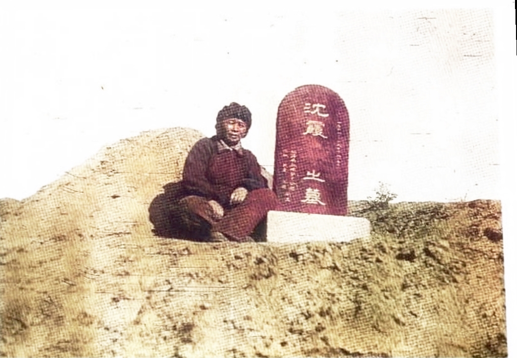 1946年，女红军张琴秋在延安悲伤地祭奠侄女去世一周年，墓中埋葬的是大文豪茅盾的
