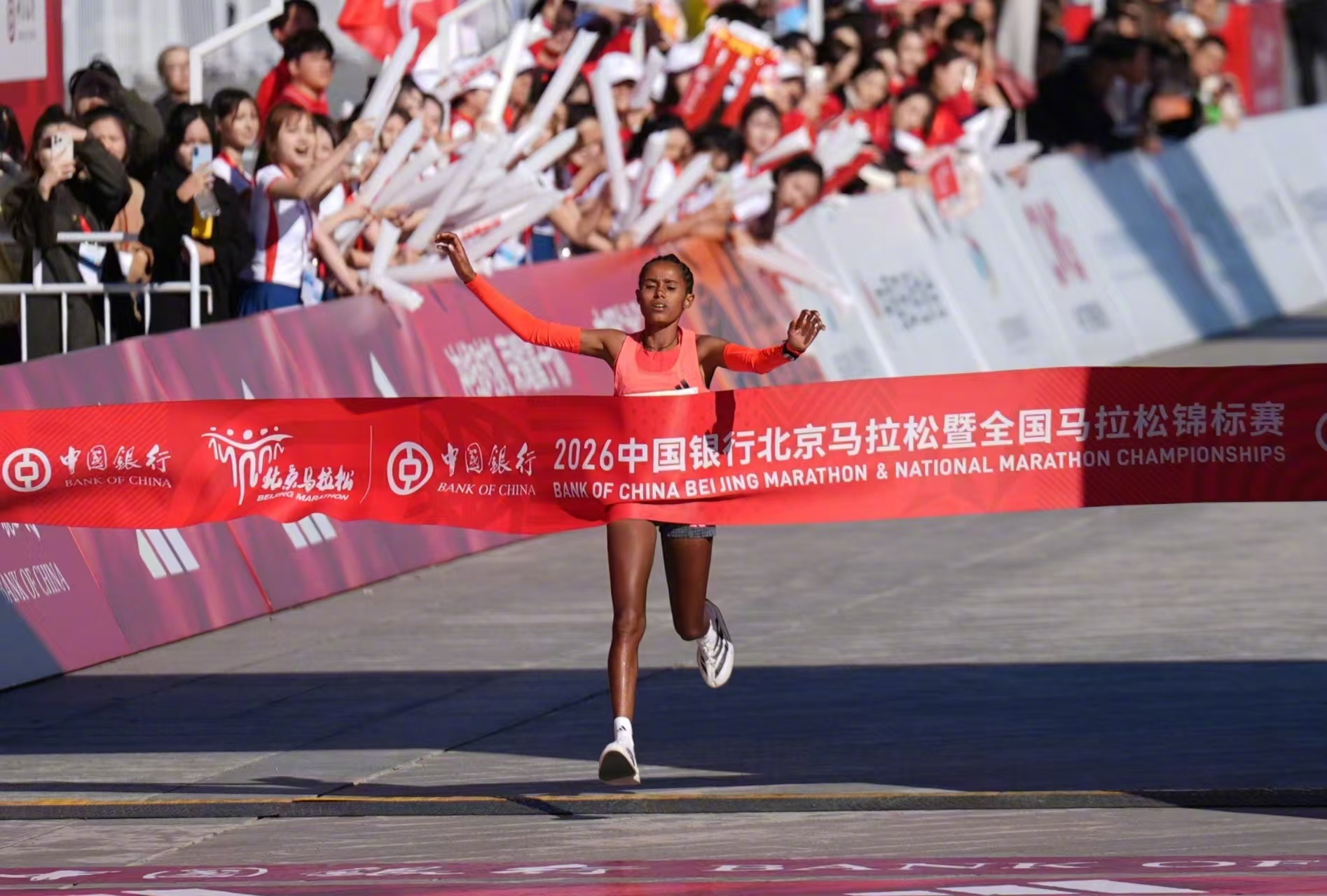 【组图｜2小时3分10秒，北京马拉松诞生新的赛会纪录】10月18日，2026北京马拉松暨全国马拉松锦标赛鸣枪开赛。埃塞俄比亚名将、2024年巴黎奥运会男子马拉松冠军托拉以2小时03分10秒率先冲线，夺得本届赛事男子组冠军。这一成绩不仅大幅刷新了基索里奥在2019年创造的2小时07分06秒的赛会纪录，也刷新了中 ​