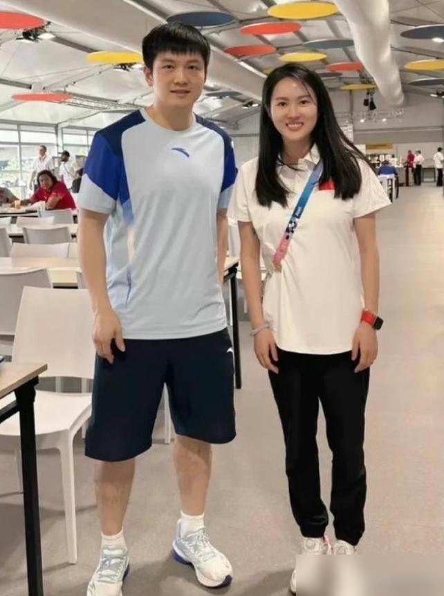 小沈阳零片酬，沈春阳头回当导演，这夫妻俩是真敢干。国庆档《什么意思夫妇》直接干到第二，预测票房3.28亿。片名谐音史密斯夫妇，讲的却是中年夫妻闹离婚，一觉醒来灵魂互换。贾冰于洋带着二十多个喜剧熟脸往里填，全是人情。小沈阳8月刚在披荆斩棘全开麦炸了场，转头就把热度全喂给媳妇的电影。票房保本没问题，但后