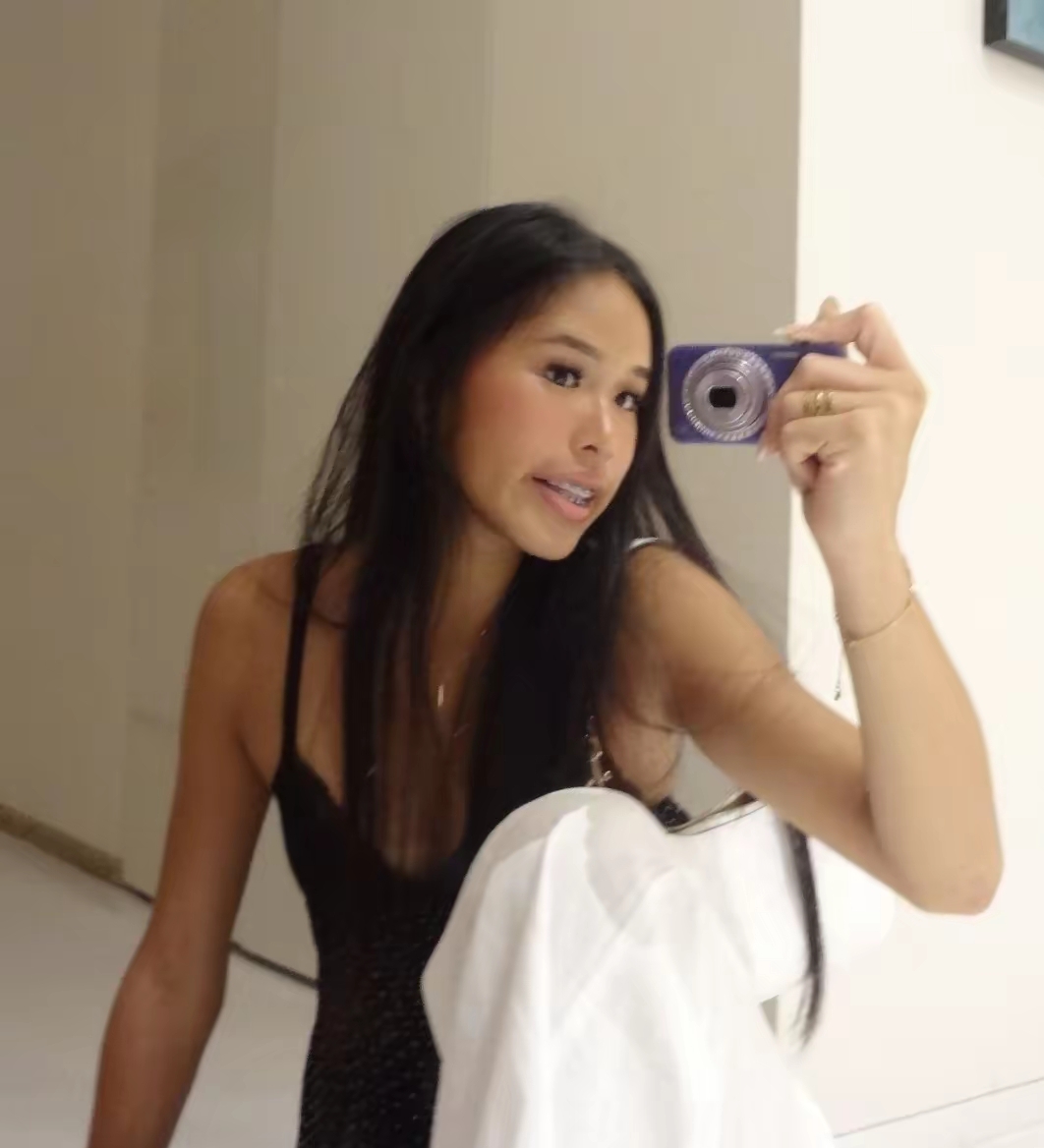都说女大十八变，看看张庭和林瑞阳的女儿.，如今也越来越美了。小时侯被群嘲，说长得太丑。这长大了，五官也长开了。衬着她小麦色肌肤，还挺搭的。眉眼依稀可见她妈妈的影子。个子又高，未来的模特之星。