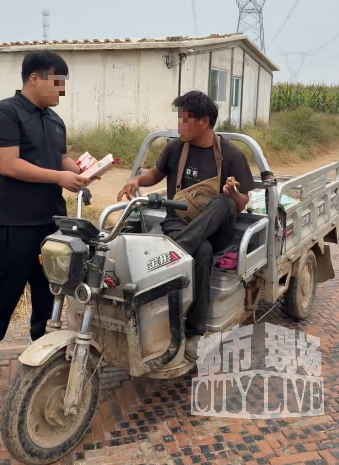 讨喜变成劫道，真不能惯着！河北沧州婚车半路被拦下，男子骑三轮车堵路索要喜烟，迎亲人员拿出零散香烟，被当场拒绝。男子坚持要一整条未拆封的喜烟，拿到烟才肯让路；网友怒了：这不是拦路索要财物吗？违法了！

视频是9月20日传开的，拍摄者是个专门跑婚庆车队的，画面里一辆三轮车横在村道上，把迎亲车队堵得严严实