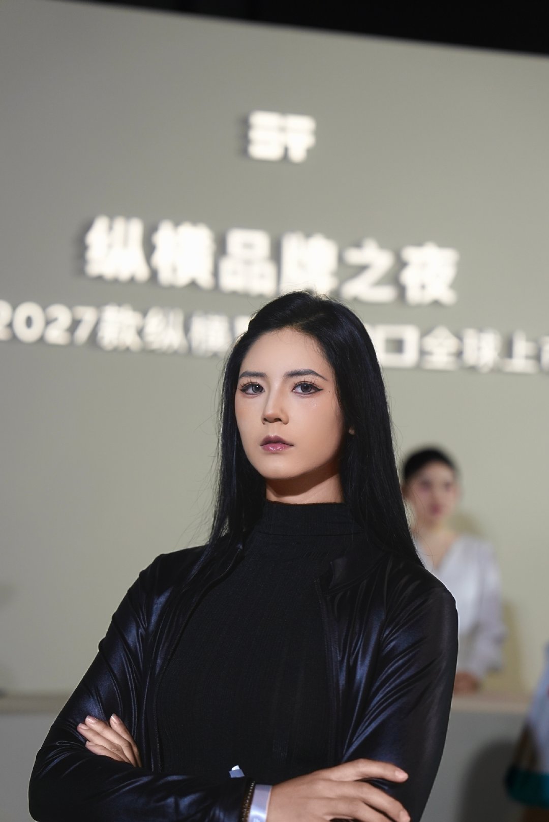 硬核之上，自有风度
皮衣、光影、车身线条
陶桃与27款纵横G700，在首钢园留下一组从容的定格
无需多言，气场自现
#2027款纵横G700全球上市#  
#纵横GAIA全领域智控系统#  
#华为乾崑这次有了真越野# ​​​​