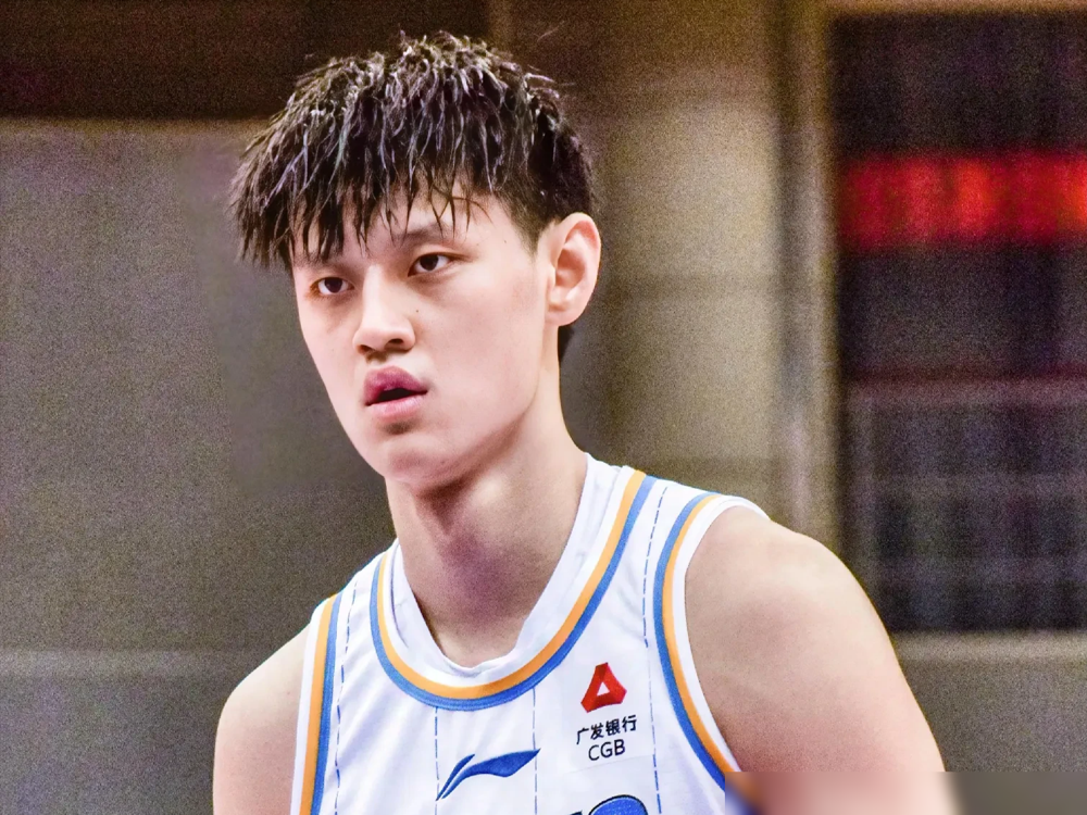 曾凡博废了？以前一步过人就是暴扣，现在连篮都上不利索，膝盖里到底藏着什...