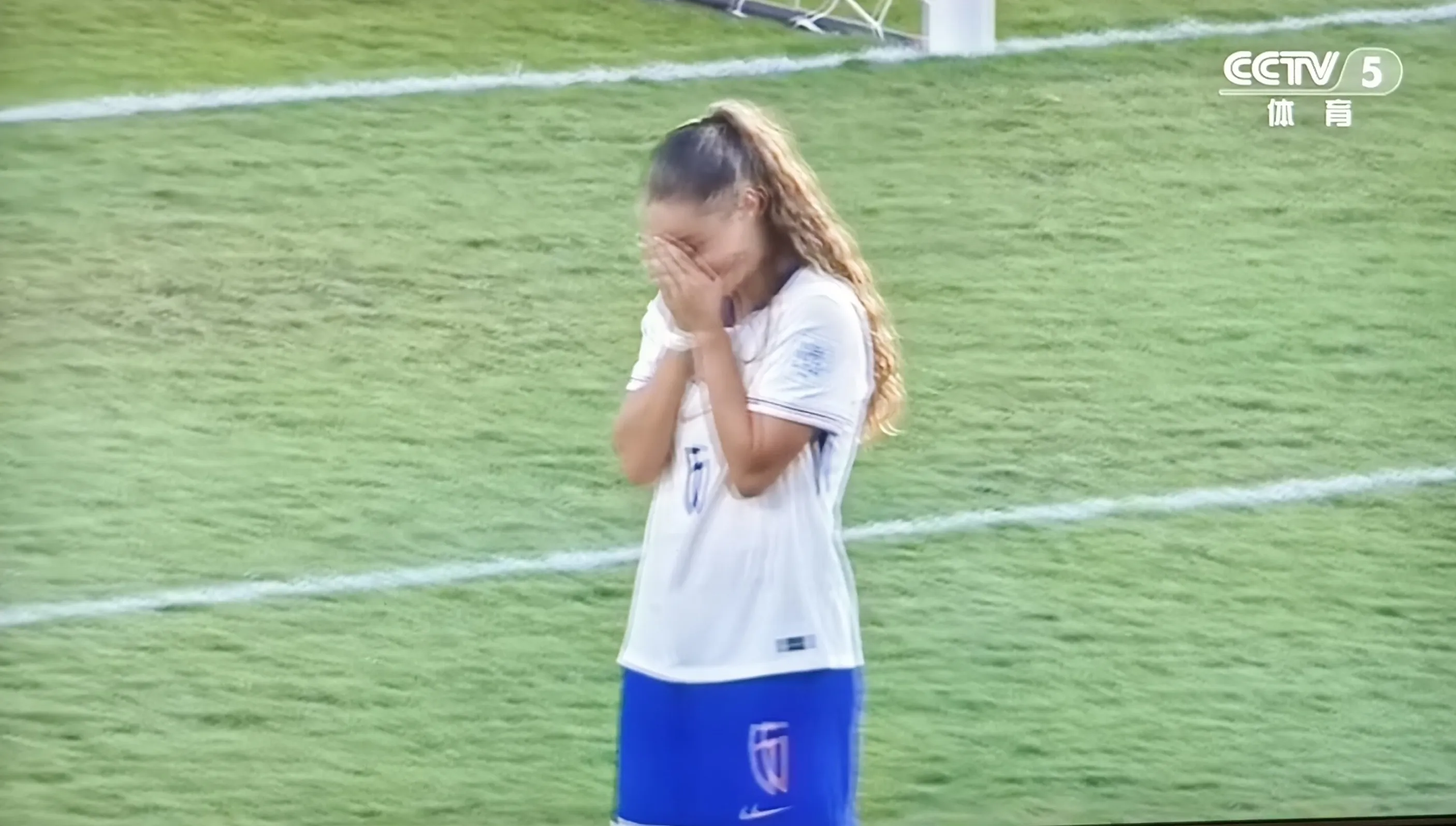 法国队被打哭了！牛子琪扑出法国队两个点球！中国U17女足淘汰法国队，进八强了！
马晓旭的队伍太棒了！
上半场比较被动！下半场跟法国队五五开，甚至还略有优势。有单刀，有造点球，虽然回看取消了！但确实踢得太棒了！
进入点球大战后，进牛子琪时间，她扑出两个点球！
中国U17女足，创造了历史，淘汰欧锦赛亚军