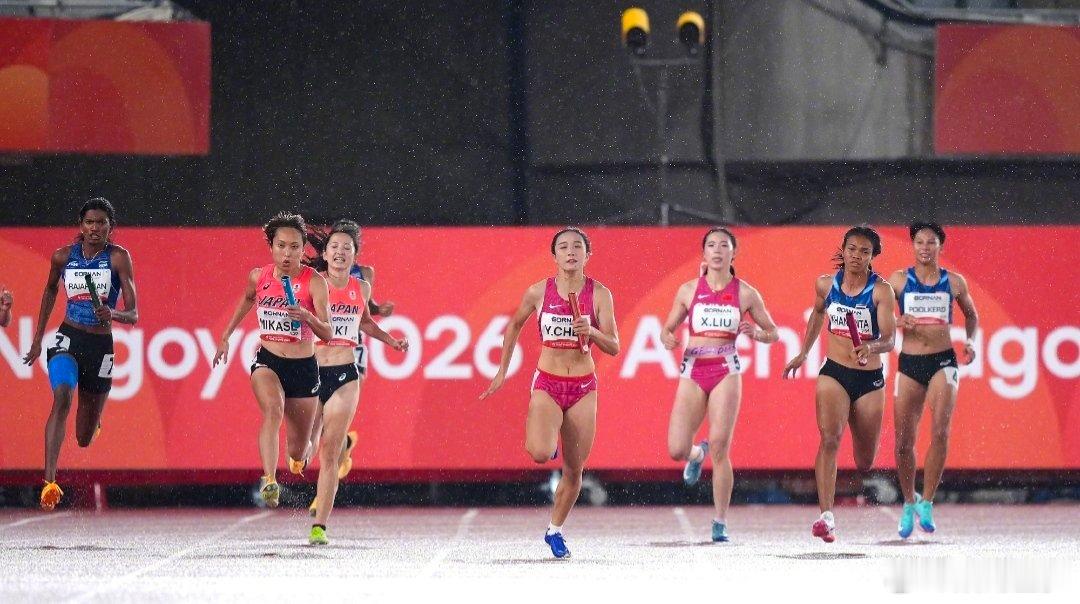 #中国女子百米接力金牌#名古屋亚运会女子4×100米接力决赛，中国队跑出42秒96拿下金牌，成功卫冕。参赛选手为梁小静、刘国怡、刘峡君、陈妤颉，泰国和日本分获银牌铜牌，日本仅落后泰国0.01秒。17岁小将陈妤颉担任最后一棒，助力队伍锁定胜利。本届亚运她斩获两金一银，百米项目还打破赛会纪录。本场比 ​