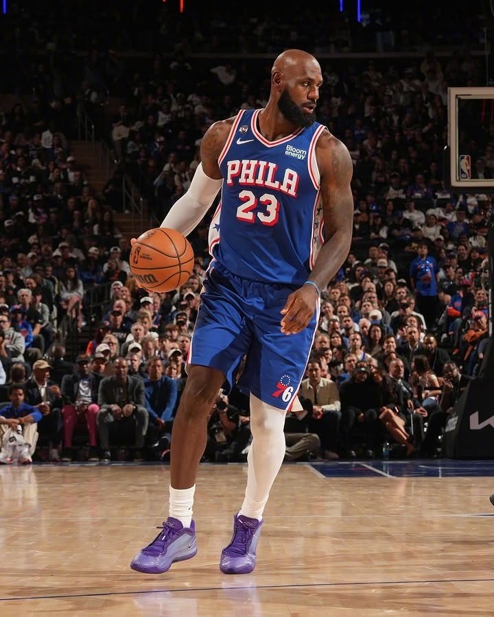#NBA鞋视角# 

Nike LeBron XXIV PE

詹姆斯在新赛季揭幕战上脚蓝色渐变的LeBron 24 PE版本🔵👑

#76人战胜尼克斯# ​