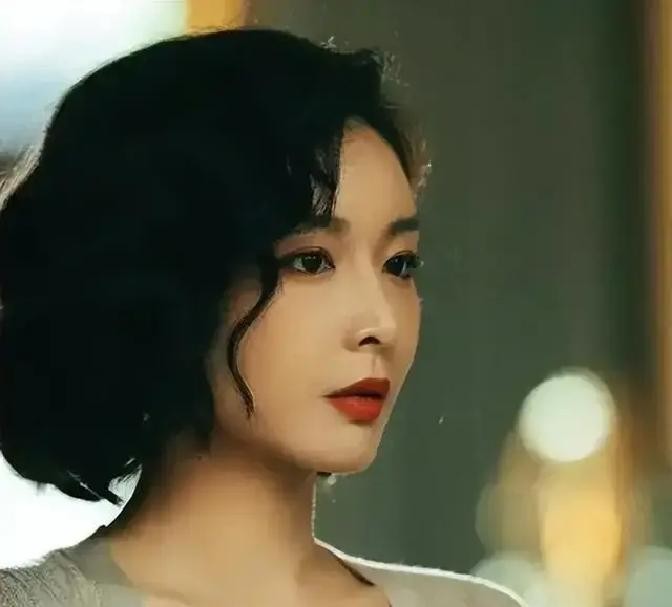 说白了，高叶和张小斐，像是同一个剧本里的两个主角，走上了同一条让人唏嘘的路

一个靠《狂飙》里的陈书婷火遍全国，一个凭《你好，李焕英》成了“国民斐妈”，都是一部戏把人捧上了天，但那股热乎劲儿，好像也就维持了半年多

《狂飙》是2023年初的事了，当时高叶那气场，谁看了不喊一声“大嫂”，代言、热搜，全