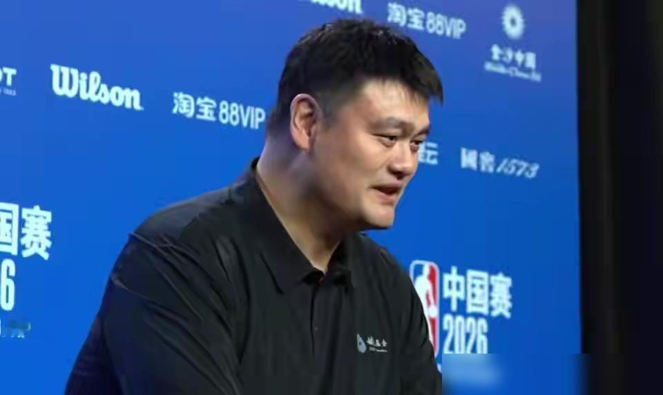 姚明在澳门被问到怎么给杨瀚森提建议，他直接摆手：时代变了，别随便给年轻人瞎指路。这话搁别人嘴里像客套，搁姚明嘴里就是大实话，他太清楚老派中锋那套背身硬凿，在现在的NBA连上场资格都换不来。
杨瀚森季前赛第四节打满12分钟，6分4助攻，教练夸他策应和防守站位全对。可常规赛一开打，场均7分钟，三分命中