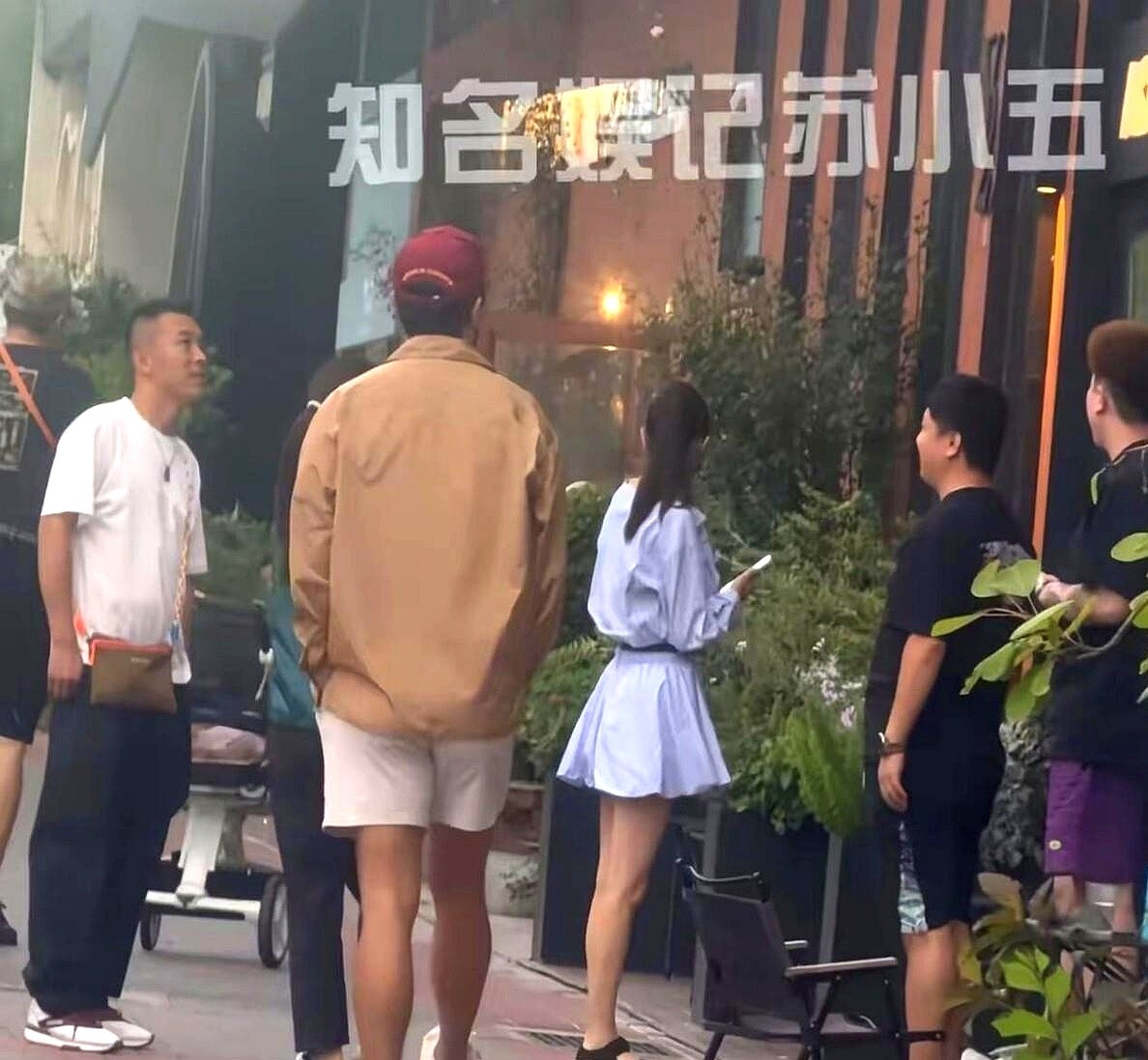 餐厅门口，佟丽娅和前夫陈思诚站着闲聊，两人脸上连一丝尴尬都找不出来。

旁边孩子朵朵跑来跑去。没有黑脸，没有刻意保持距离，两个人就像在交接项目的普通同事，自然得让人意外。

很多人觉得离婚就得老死不相往来，其实刻意躲避，恰恰说明心里那根刺还在。把前夫当成育儿合伙人，剥离掉所有感情戏码，只谈孩子，这才