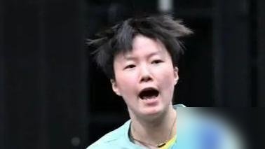 刚拿亚运金牌，转头就被日本主力按在地上摩擦，2比3，差一口气。
范姝涵打早田希娜这场，第一局先声夺人，结果后面被死死咬住。早田的球又转又顶，范姝涵正手硬扛，反手被压得喘不过气。关键分上，手软了。
可你翻翻她这半个月：亚运会女团决赛3比0干日本，回来打资格赛，一场没丢，还赢了队友韩菲儿。她说得明白