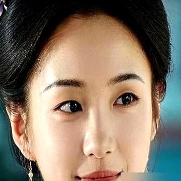 47集大女主戏演到大结局，观众愣是没记住女主角长什么样。

《兰香如故》收官了，吴天琪演的女主谭素华，哭戏、感情戏镜头给得极足，结果播完就像白开水，毫无水花。反倒是剧里一个端茶倒水的丫鬟，出场就五分钟，几个特写和眼神，弹幕全在问这姑娘是谁。

影视圈最怕的从来不是丑，而是没记忆点。镜头给再多，脸上没