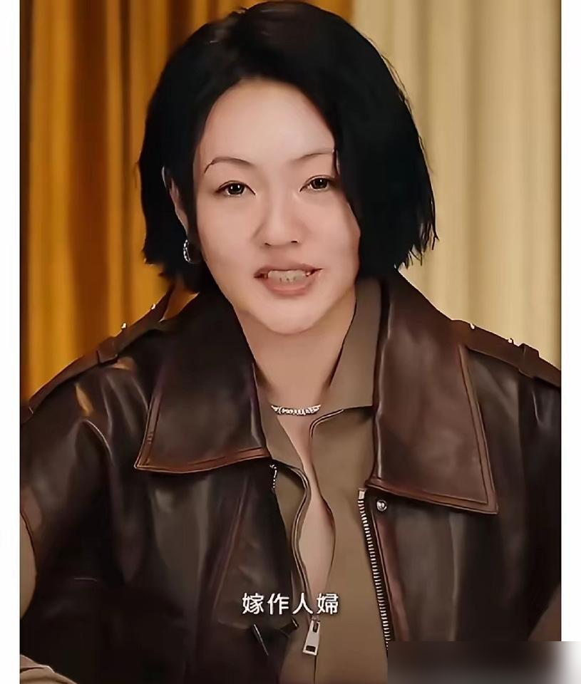 小S婚前是国标舞狠人，老师直接说她是艺人里最有天赋最认真的，成果展都办了。许雅钧当年还坐台下给她录像。
婚后她主动把舞鞋收了。国标要固定男舞伴，贴身托举是常态，她觉得人妻跟别的男人贴成那样不合适。试着拉老公当搭档，许雅钧上了三节课跑了。
大S更干脆，嫌服装暴露直接不跳。
姐妹俩一个卡在肢体接触