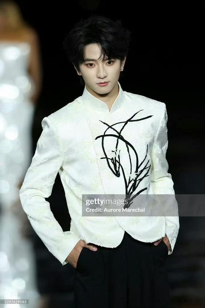 #穆祉丞T台走秀#
穆祉丞好棒啊，实在是太争气了
G社出图我们小穆的帅脸依旧十分权威[awsl] ​