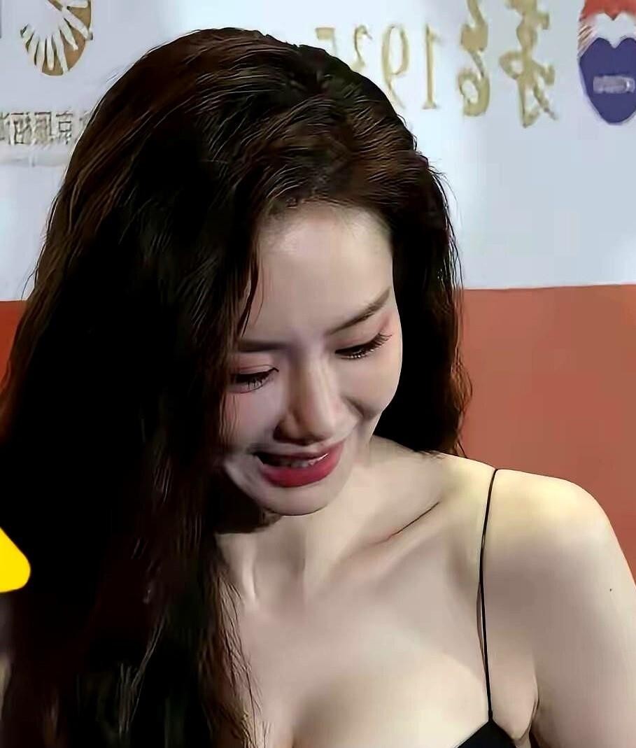 戚薇在妻子浪漫旅行里说在家穿得保守，是怕李承铉起歹心，一句话把老夫老妻的暧昧感拉满。节目里李承铉看她眼神带光，聊起老婆还是那副挪不开眼的样，俩人结婚这么多年，生了俩娃，没把日子过成搭伙，反倒像刚谈恋爱那阵。其实普通人羡慕的从来不是多贵多闪，是有人结了婚还把你当心动对象，不是室友式客气，也不是面子工程