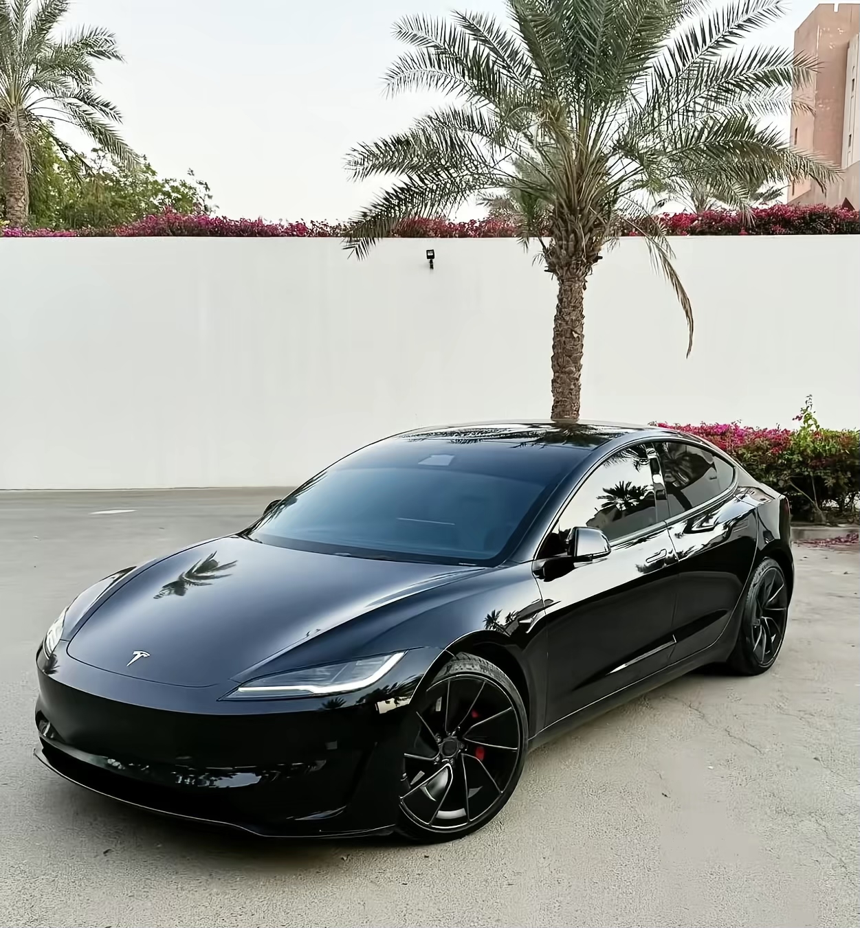 特斯拉便宜了6万9，这账得算在国产头上

5年前国产Model 3首交付还要29.9万，如今起售价一度压到22.99万。不是特斯拉善心大发，是有人把它的价格天花板凿穿了。

时间 Model 3后驱起售价

2019年底（国产首交付） 29.90万

2020年10月 24.99万

2021年底