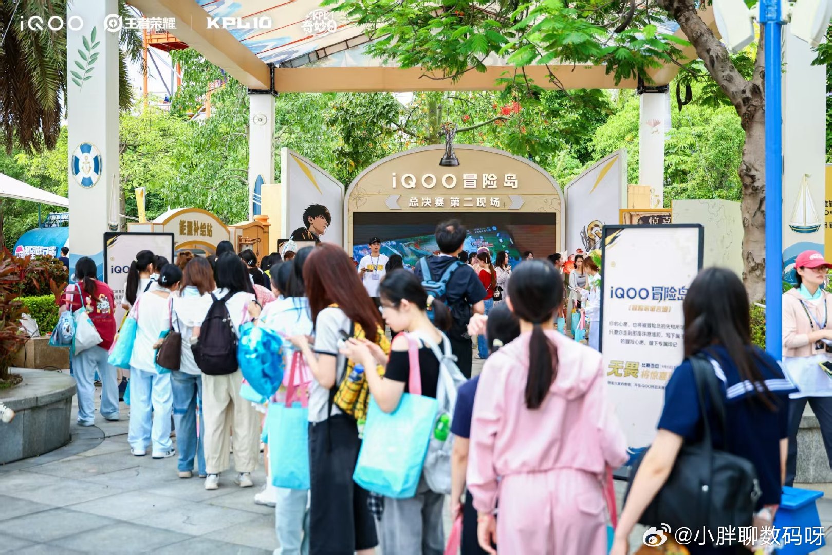 #iQOO杯#iQOO杯现场大家都激情满满，而且现场的活动也非常有意思。不得不说，今天总决赛我真的非常的期待，不知道谁才是最终的冠军王者#iqoo[超话]#这一次，该我们上场！ ​​​