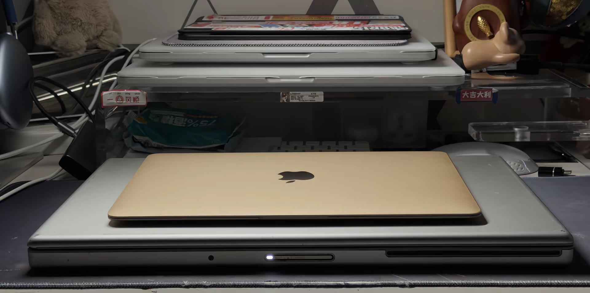 MacBook Pro 17寸和MacBook 12寸就是苹果给电脑的两个极端，一个代表极端的工作站，一个是极端的轻薄便携，MacBook Pro 17寸巨大的铝合金机身搭配快拆卸电池，就是工作站的代表， MacBook 12寸最薄的位置，甚至可以塞进17寸的光驱口里，安静小巧也牺牲了性能，两套完全
