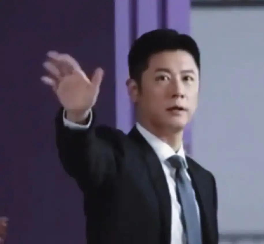 当年李响在节目里单膝跪地、当着全网观众求婚的时候，谁能想到最后牵走孙骁骁的，居然是看着八竿子打不着的任重？
更让人诧异的是，大家记忆里她还是那个爱闹腾的主持小花，转头一看，人已经过了40岁，孩子都被拍到能满地跑了。
以前都说她家底厚、挑挑拣拣，和圈里好几位男星传过绯闻，折腾了那么些年，结果挑了个