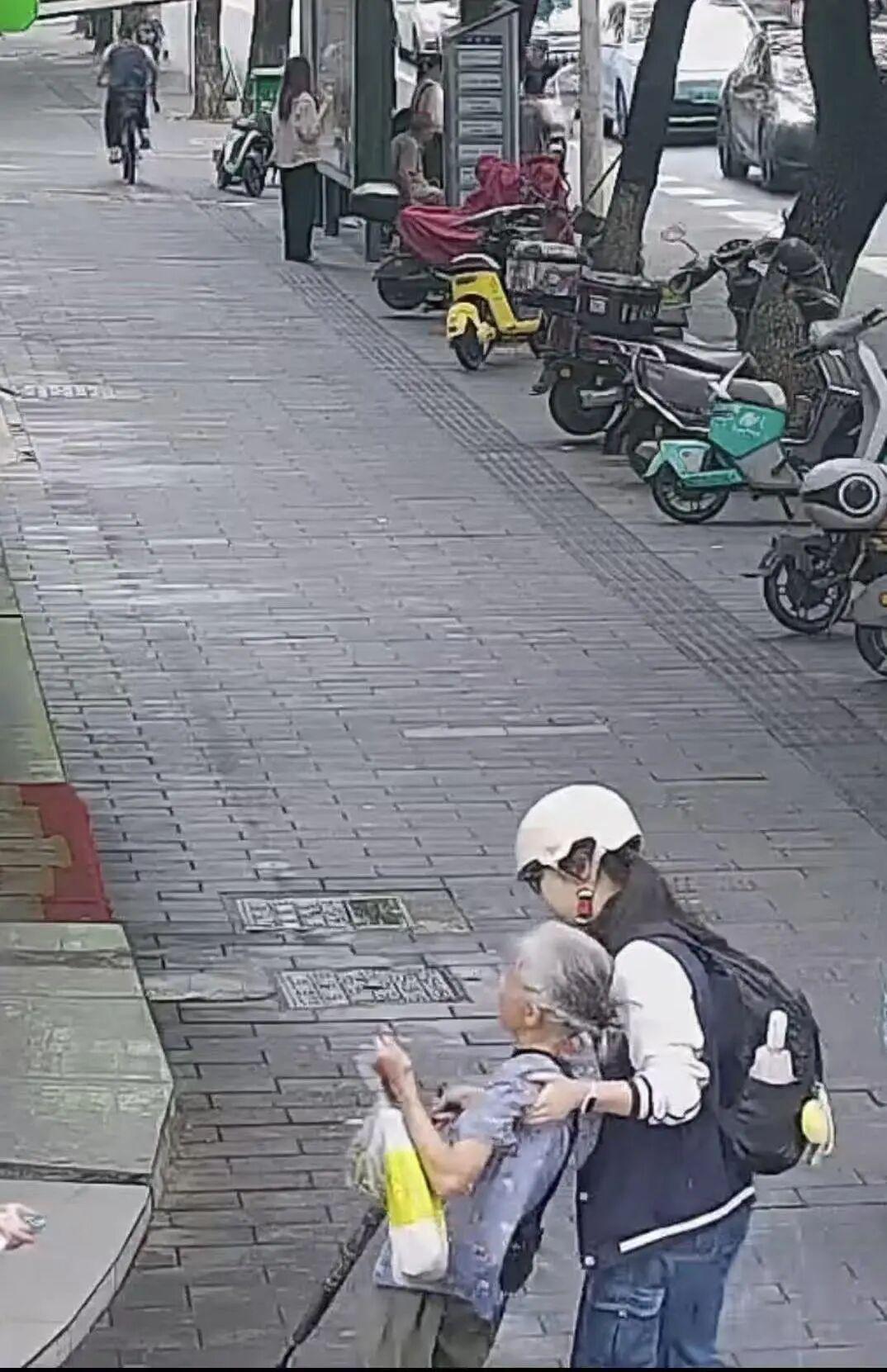 女孩脱校服救血流老人，陌生阿姨的操作太暖了

   这事儿最金贵的是没人觉得吃亏
    前阵子刚出湖南开店夫妻扶老人赔1.9万的热搜，权威调查显示7成路人看见老人摔倒都要犹豫三秒，杭州早高峰那路口，一圈人掏出手机举着要留证据的场景太真实了，没人敢第一个往上冲太符合当下大伙的心态。偏偏这小姑娘打破了
