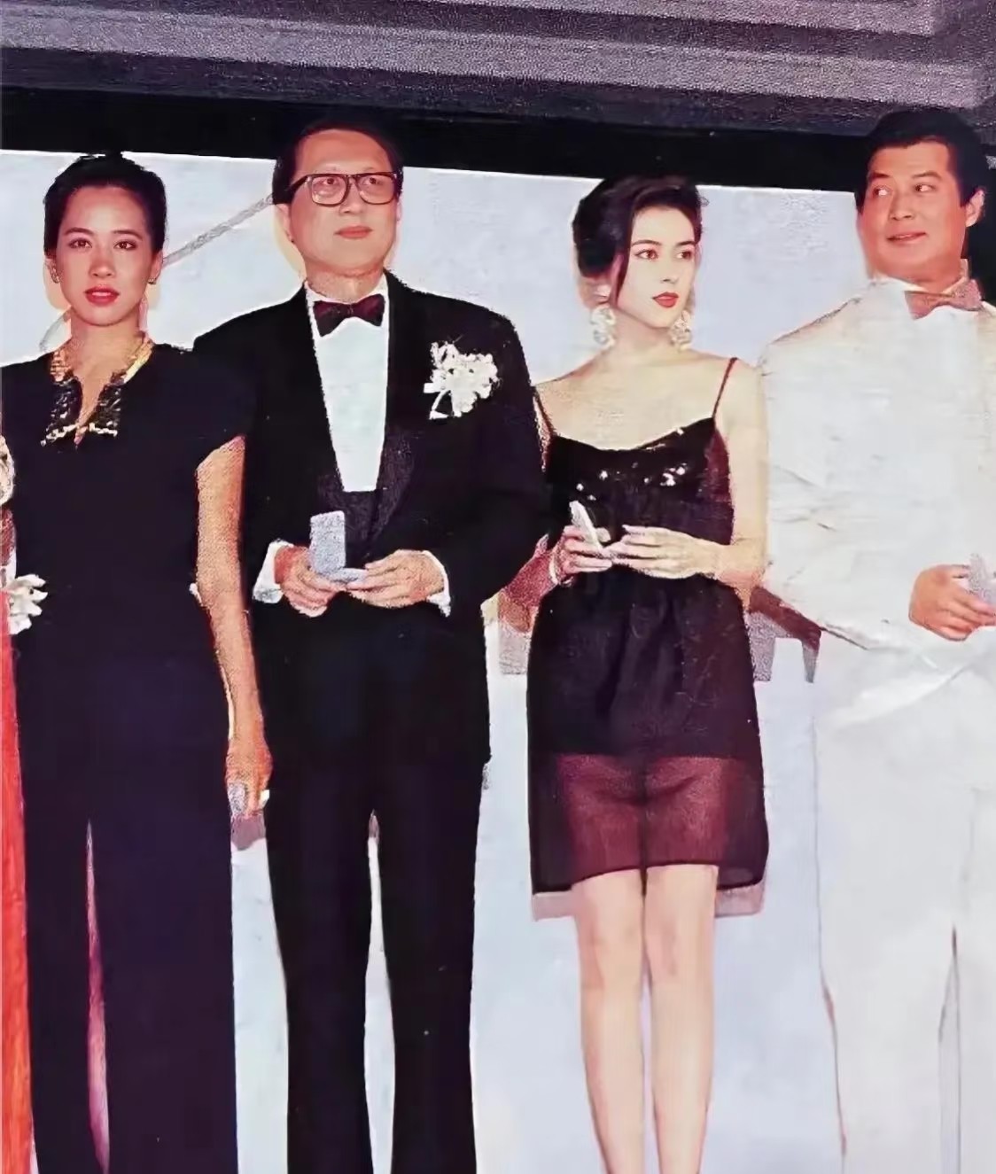 关之琳，传说中的香江第一美人，真的是美得出类拔萃，把港姐冠军朱玲玲都比...